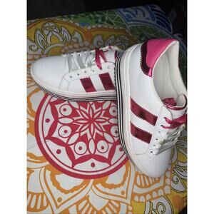 Byblos Women Platform Sneaker. Irridescent Pink Accents. US Size 8. EUR Size 40.